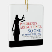大統領は国王ではない。誰も法を超越しているわけではない セラミックオーナメント (右)