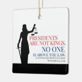 大統領は国王ではない。誰も法を超越しているわけではない セラミックオーナメント (左)