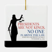 大統領は国王ではない。誰も法を超越しているわけではない セラミックオーナメント (裏面)