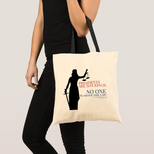 大統領は国王ではない。誰も法を超越しているわけではない トートバッグ (正面(商品))