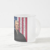 大統領ジェファーソンおよび米国旗 フロストグラスマグカップ (正面右)