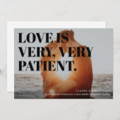 大胆で生意気なタイポグラフィーの延期された結婚式 案内状 (正面/裏面)