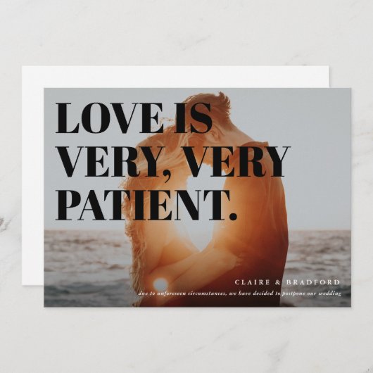 大胆で生意気なタイポグラフィーの延期された結婚式 案内状 (正面/裏面)