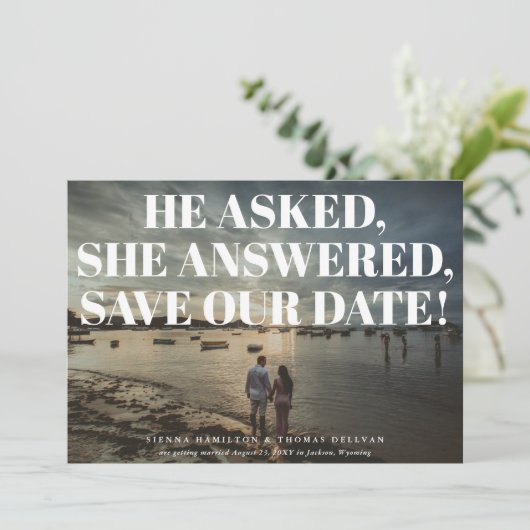 大胆で生意気なタイポグラフィーの結婚式の招待状（Save the Date） セーブザデート (スタンド正面)