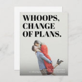 大胆で生意気なタイポグラフィーの結婚式日程変更のお知らせ 案内ポストカード (正面/裏面)