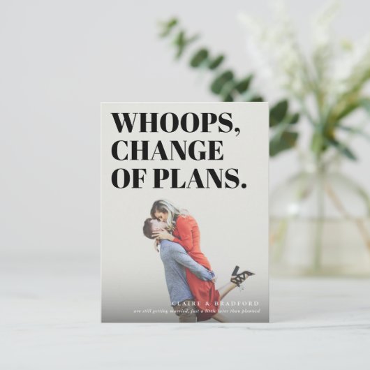 大胆で生意気なタイポグラフィーの結婚式日程変更 案内ポストカード (スタンド正面)