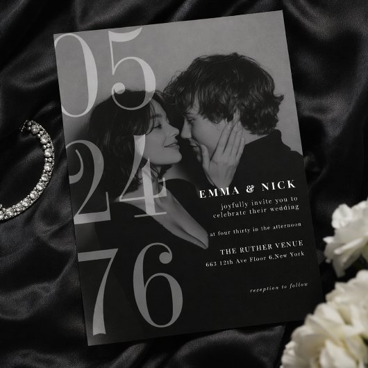 大胆なエディトリアル風 日付 ブラック&ホワイト 結婚式招待状 招待状