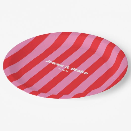 大胆なタイポグラフィ、ピンクと赤の結婚式 ペーパープレート (アングル)