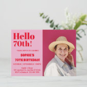 大胆なタイポグラフィ ピンク モダン セブンティ 70歳の誕生日 招待状 (スタンド正面)