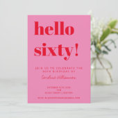 大胆なタイポグラフィPink Red Modern 60th Birthday 招待状 (スタンド正面)