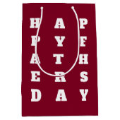 大胆なダークレッドと白のタイポグラフィーでお父さんの日を祝おう ミディアムペーパーバッグ (正面)