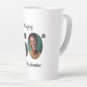 大胆なハッピーバースデー50歳写真 カフェラテマグ (右アングル)