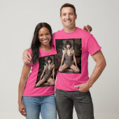 大胆なヒョウ柄水着でゴールドのメッシュワンポイントの似合う黒髪の女性 Tシャツ (ユニセックス)