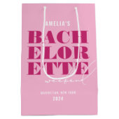 大胆なピンクの独身最後の週末 ミディアムペーパーバッグ (裏面)