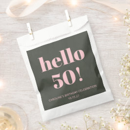 大胆なピンクオリーブセージのモダンな50歳の誕生日パーティー フェイバーバッグ