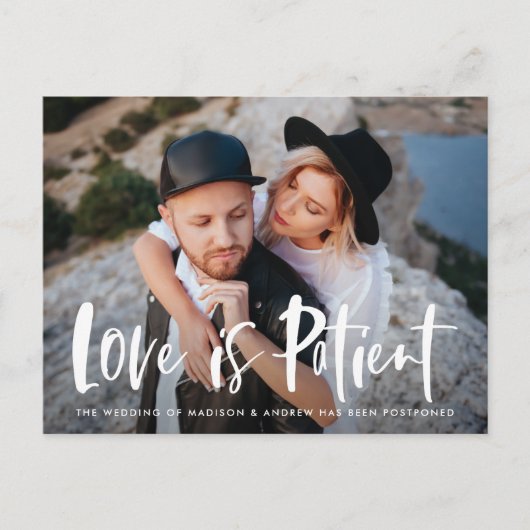 大胆なブラシスクリプト 愛は忍耐強い延期のお知らせ 案内ポストカード (正面)