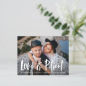 大胆なブラシスクリプト 愛は忍耐強い延期のお知らせ 案内ポストカード (スタンド正面)