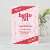 大胆なモダンピンクの赤い50歳の誕生日 招待状 (スタンド正面)