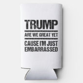 大胆な反トランプ声明 - 私たちはもう偉大なの? スリム缶クーラー (裏面)
