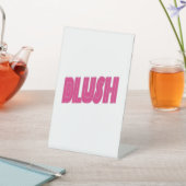 大胆な幾何学模様のピンクの「BLUSH」タイポグラフィTシャツデザイン 台座サイン (インサイチュ)