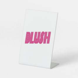 大胆な幾何学模様のピンクの「BLUSH」タイポグラフィTシャツデザイン 台座サイン