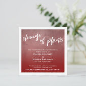 大胆な赤の延期 ウェディング プランの変更カード 招待状 (スタンド正面)