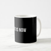 大胆な黒と白のLIFE IS NOW 励ましのデザイン コーヒーマグカップ (正面右)
