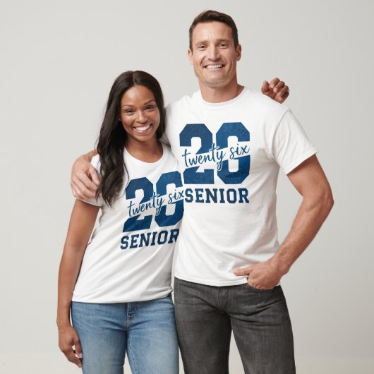 大胆な「26 Senior」ブルータイポグラフィデザイン Tシャツ (ユニセックス)
