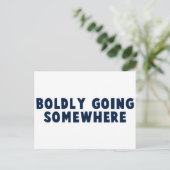 大胆にどこかへ行く ポストカード (スタンド正面)