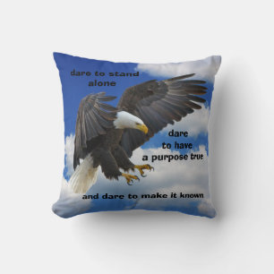 大胆に一人で立ち上がるアメリカのBald Eagle版 クッション