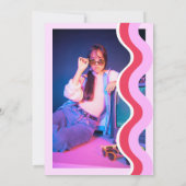 大胆レトロウェーブストライプ ピンクと赤の結婚式前祝い 招待状 (裏面)