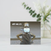 大胆不敵な女の子が顔マスクを着て – NYC Hはがき ポストカード (スタンド正面)