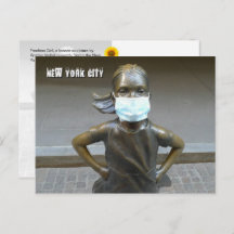大胆不敵な女の子が顔マスクを着て – NYC Hはがき