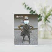 大胆不敵な女の子が顔マスクを着て – Vはがき ポストカード (スタンド正面)