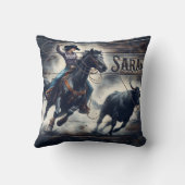 大胆不敵な女性のカーボーイロデオで雄牛をローピング クッション (裏面)