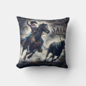 大胆不敵な女性のカーボーイロデオで雄牛をローピング クッション (正面)