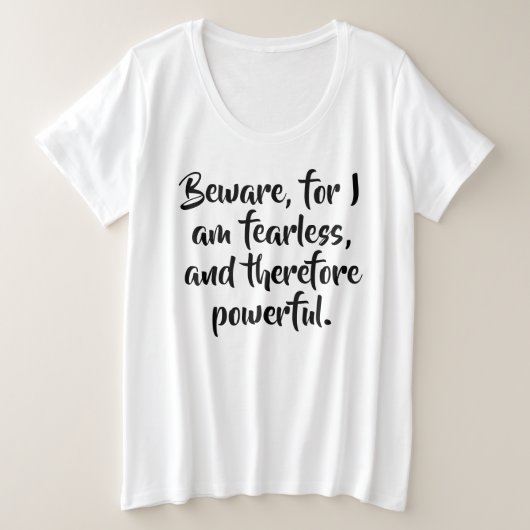 大胆不敵な女性の引用文モダンの脚本パーソナライズされた プラスサイズTシャツ (デザイン正面)