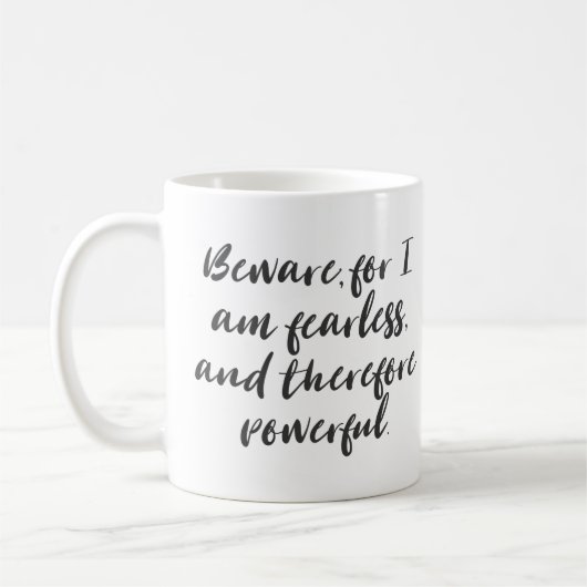 大胆不敵な女性の引用文モダンスクリプトタイポグラフィ コーヒーマグカップ (左)