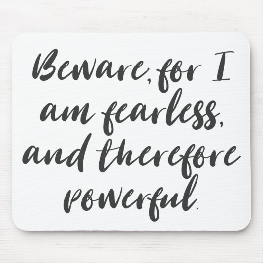 大胆不敵な女性の引用文モダンスクリプトタイポグラフィ マウスパッド (正面)