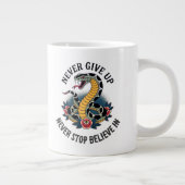 大胆不敵な精神はっきりした：ヘビとバラのアートワーク ジャンボコーヒーマグカップ (右)