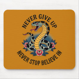 大胆不敵な精神はっきりした：ヘビとバラのアートワーク マウスパッド