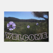 大草原の風光明媚なウェルカムブルーフラックスの花 ドアマット (正面)