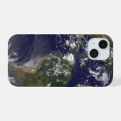 大西洋で熱帯嵐を示す全地球 iPhone 15ケース (裏面横)