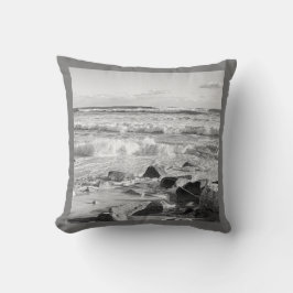 大西洋の海波の白黒写真 クッション