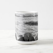 大西洋の海波の白黒写真 コーヒーマグカップ (中央)