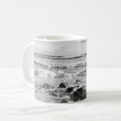 大西洋の海波の白黒写真 コーヒーマグカップ (正面左)