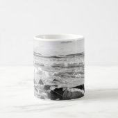 大西洋の海波の白黒写真 コーヒーマグカップ (中央)