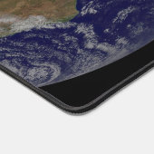 大西洋の熱帯性嵐のある完全な地球 デスクマット (コーナー)