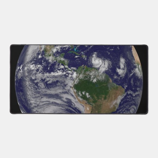 大西洋の熱帯性嵐のある完全な地球 デスクマット (正面)