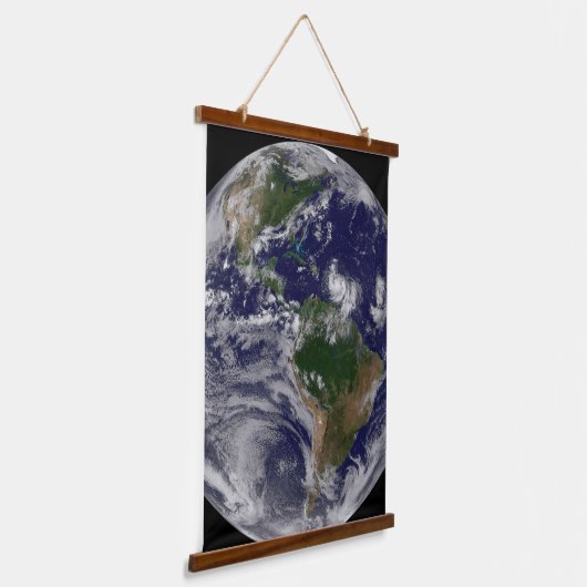 大西洋の熱帯性嵐のある完全な地球 吊り下げ型タペストリー (傾斜あり)